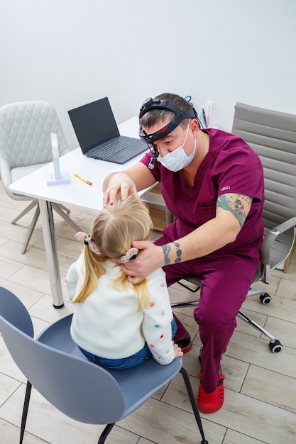 L'enfant est examiné par un ORL. Diagnostic d'une maladie des voies respiratoires chez un enfant