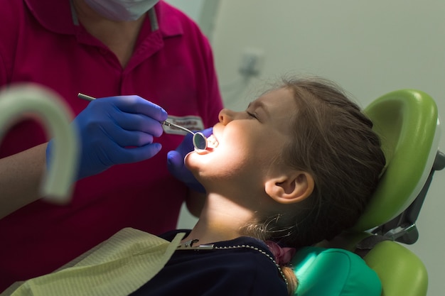 l'enfant est examiné par un orthodontiste