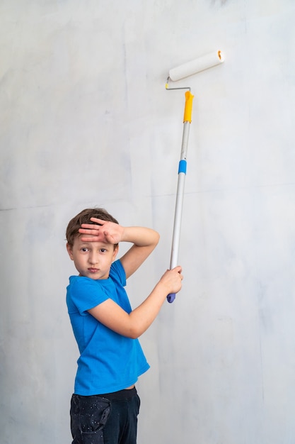 L'enfant est fatigué de peindre les murs