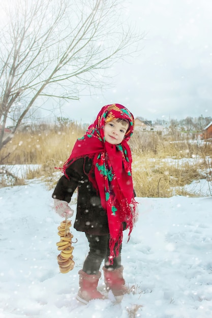 L&#39;enfant est l&#39;hiver. Mise au point sélective.