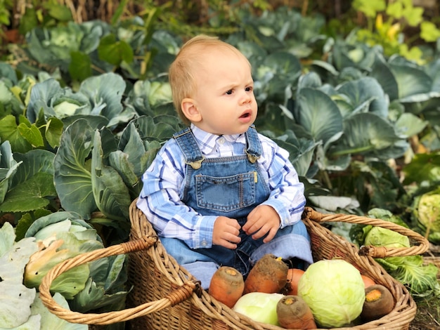 L'enfant est un petit fermier. Assistante agricole.