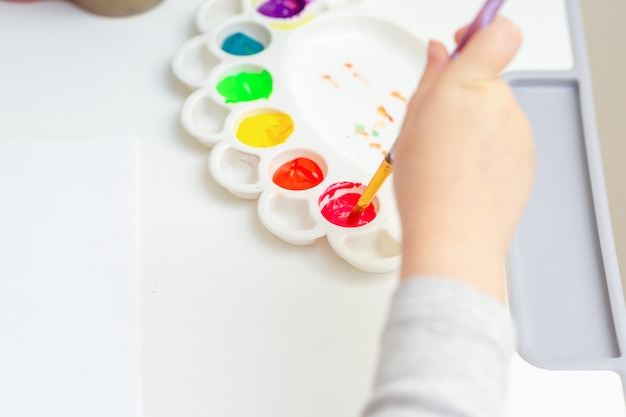 L'enfant est prêt à peindre à l'aquarelle.