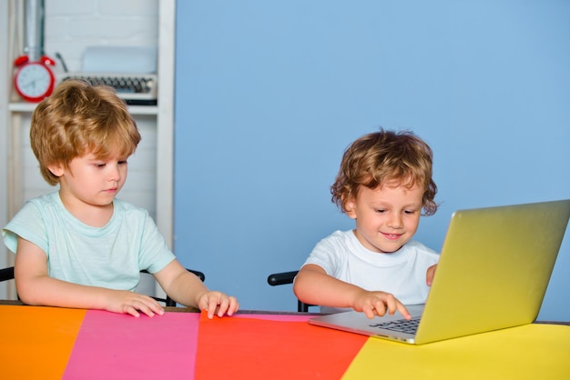 L'enfant est prêt à répondre avec un tableau noir sur un arrière-plan la journée des enseignants de l'école pour enfants enfant se prépare pour