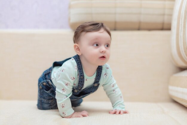 L'enfant est à quatre pattes