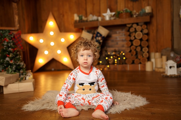 L'enfant est sorti et prêt à célébrer Noël