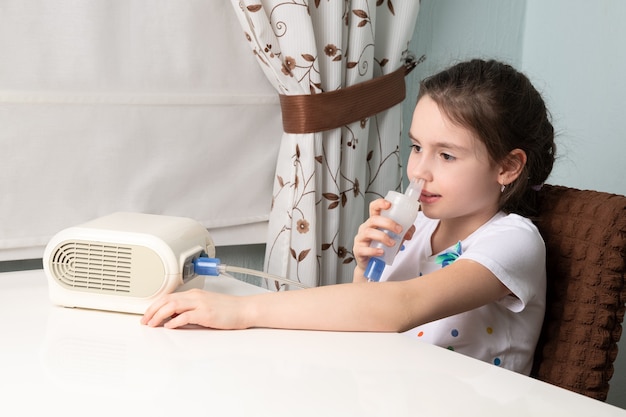 Photo l'enfant est traité pour une toux avec un inhalateur