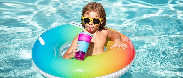 Enfant d'été garçon se détendre au parc aquatique Vacances d'été Bannière pour l'espace de copie d'en-tête Affiche pour la conception de sites Web