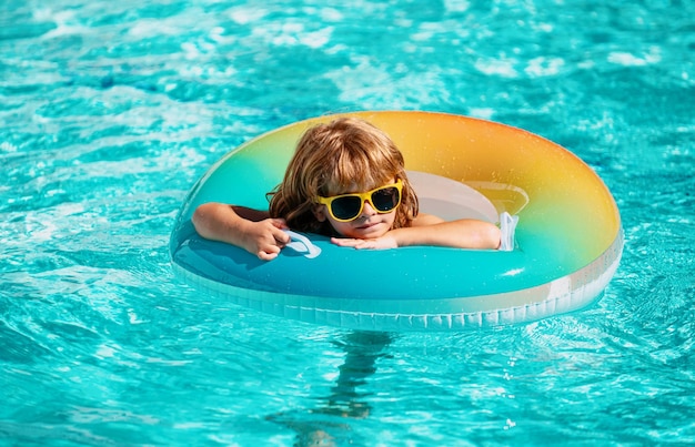 Enfant été vacances été enfants week-end garçon dans la piscine