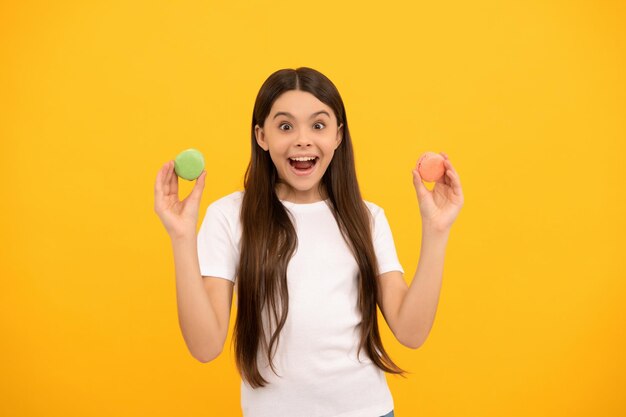 Enfant étonné avec dessert boulangerie enfant surpris tenir macaron français macaron biscuit confiserie doux gâteaux français adolescente soins dentaires dent sucrée délicieux biscuits de pâtisserie