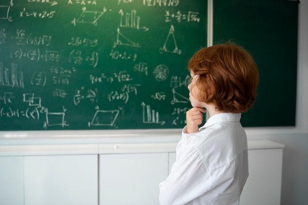 Photo enfant étudiant apprenant à l'école