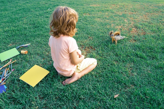 Un enfant étudie et apprend à l'extérieur