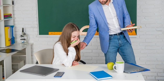 L'enfant étudie en classe avec un enseignant confus