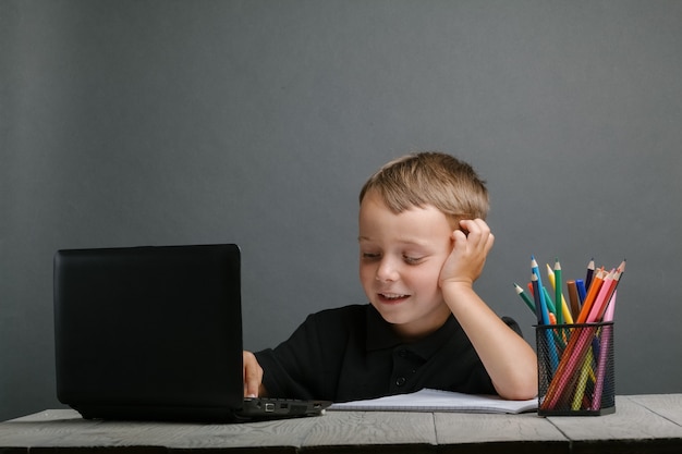 L'enfant étudie à distance à l'école. retour à l'école