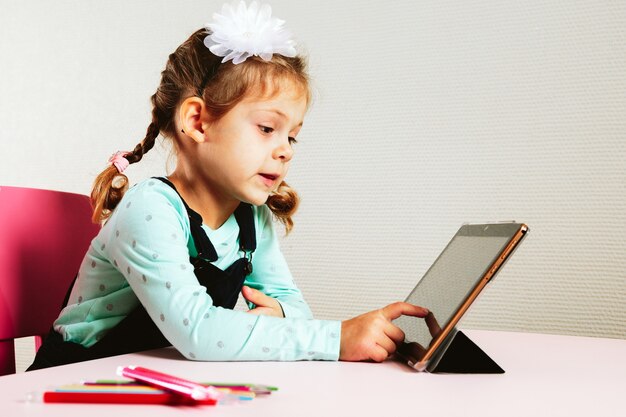 L'enfant étudie à distance à l'école