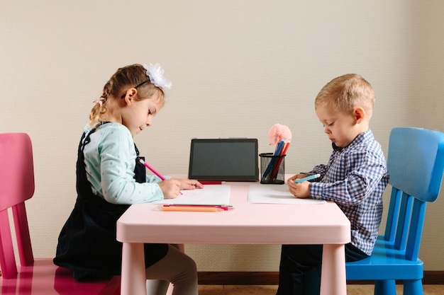 L'enfant étudie à distance à l'école