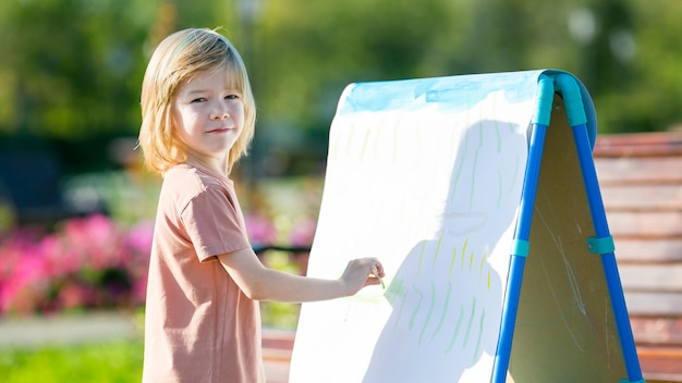 l'enfant étudie pour le métier d'artiste.