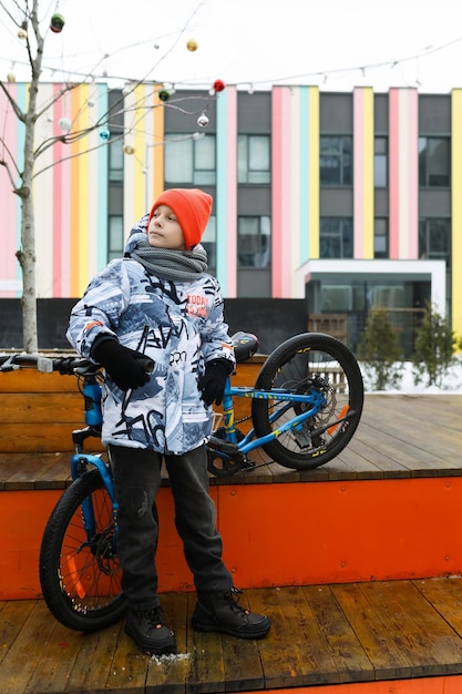 Un enfant européen fait du vélo de location