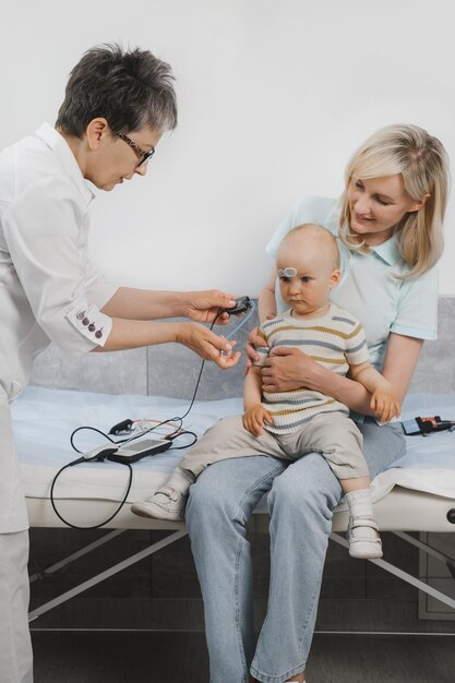 Enfant à l'examen de l'ouïe chez un audiologiste