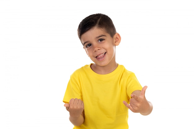 Enfant excité avec tshirt jaune