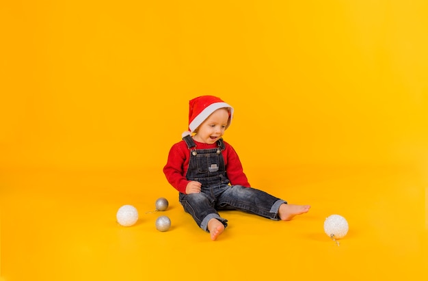 Enfant expressif posant dans le studio