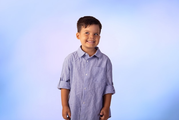 Enfant avec des expressions faciales dans une photo de studio sur fond coloré.