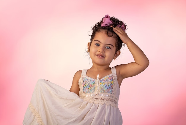 Enfant avec des expressions faciales dans une photo de studio sur fond coloré.