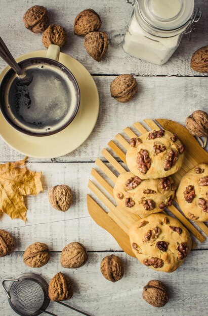 Un enfant fabrique un cookie. Mise au point sélective.