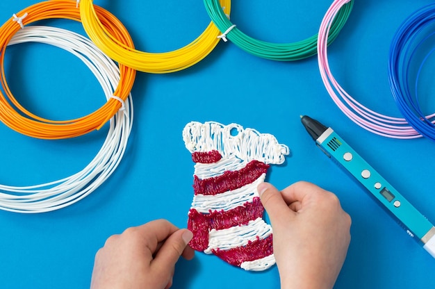 L'enfant fabrique des jouets pour l'arbre de Noël avec un stylo 3D Étape 5