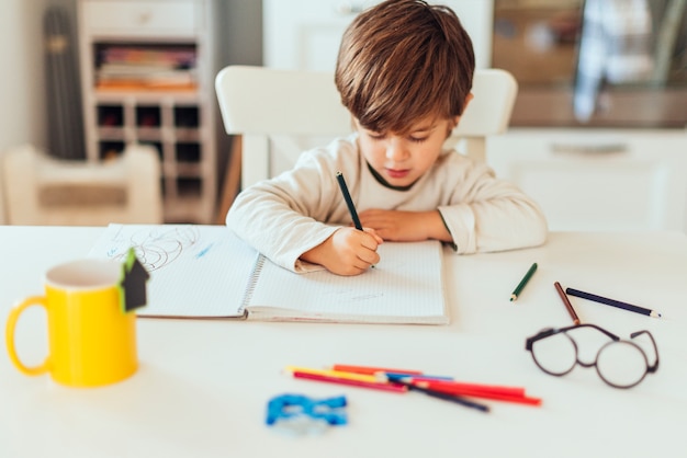 Photo enfant à faire ses devoirs