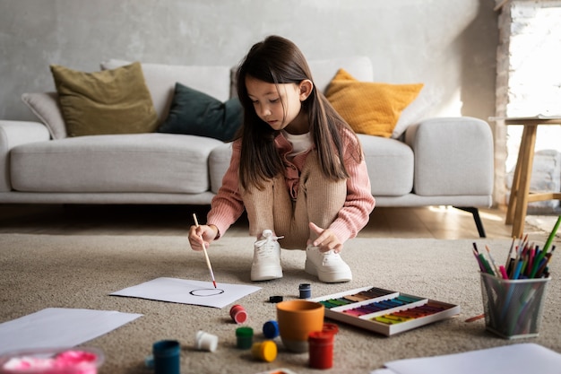 Photo enfant faisant des activités ménagères à l'intérieur