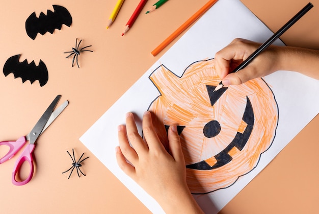 Enfant faisant des décorations d'Halloween à partir de papier Artisanat pour enfants pour Halloween