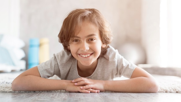 Enfant faisant du sport à la maison