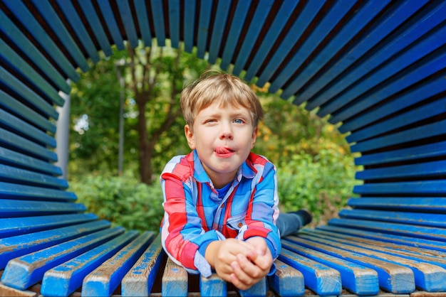 Enfant faisant des grimaces