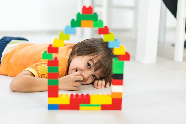 Enfant faisant une nouvelle maison de rêve avec des blocs