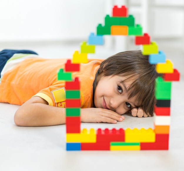 Enfant faisant une nouvelle maison de rêve avec des blocs