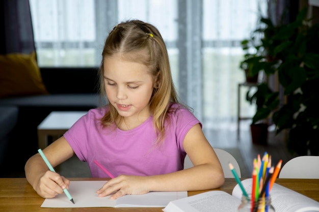 enfant faisant ses devoirs dans le salon