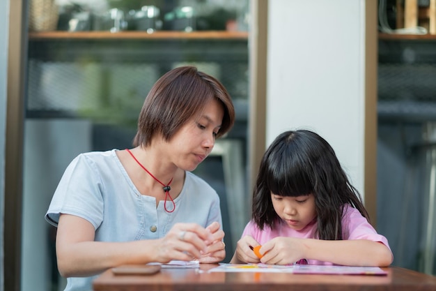 Enfant faisant ses devoirs avec sa mère, concept de famille, temps d'apprentissage, étudiant, retour à l'école