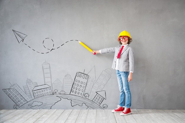 L'enfant fait semblant d'être un homme d'affaires. Enfant jouant à la maison. Concept d'imagination, d'idée et de réussite