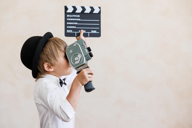 Photo l'enfant fait semblant d'être réalisateur