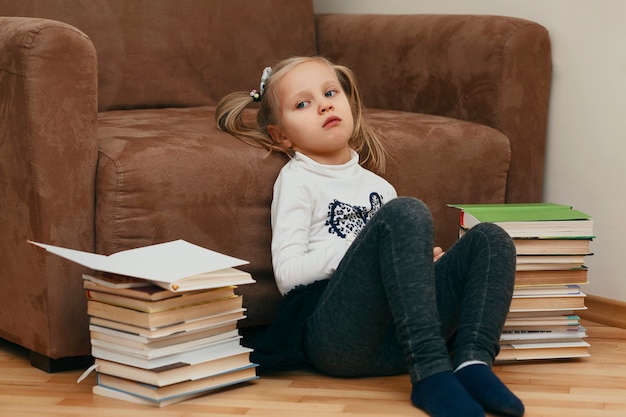 Enfant Fatigué à La Maison Sur Fond De Livres