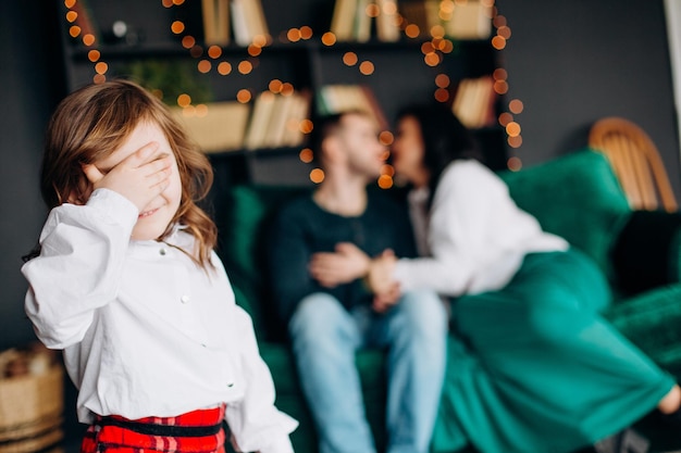 Enfant fermé les yeux moment de la main embrassant les parents