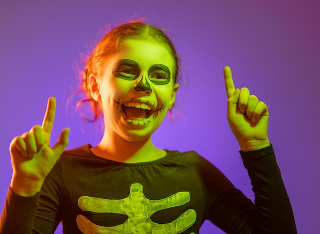 Enfant à la fête dans un éclairage coloré