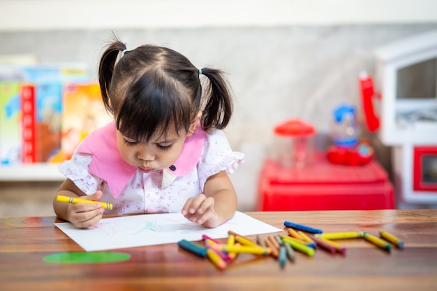 Enfant fille d&#39;âge préscolaire dessin et coloriage