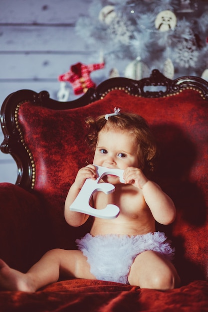 &quot;Enfant fille assise dans un fauteuil&quot;