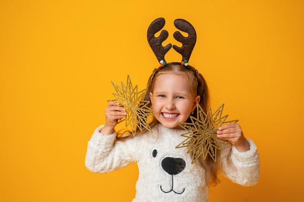 Photo enfant fille avec des étoiles de noël