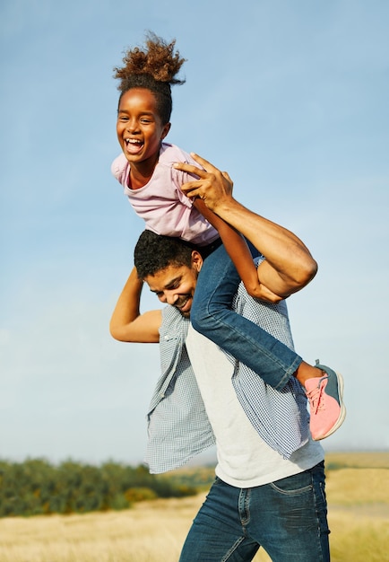 Enfant fille famille heureux père célibataire aime s'amuser ensemble fille joyeux champ extérieur natue été