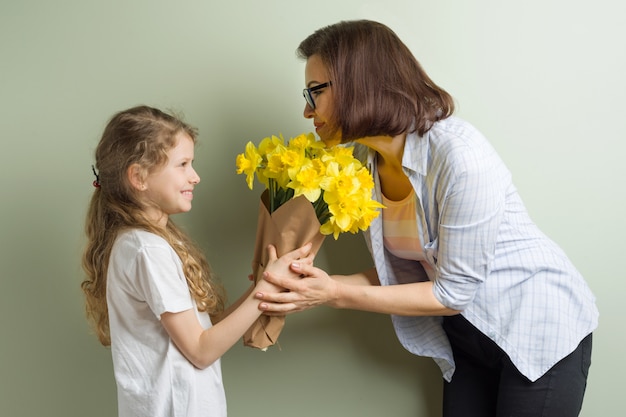 Enfant fille félicite sa mère