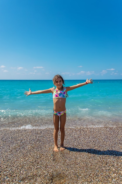 Enfant fille à la mer. Mise au point sélective. Bébé.