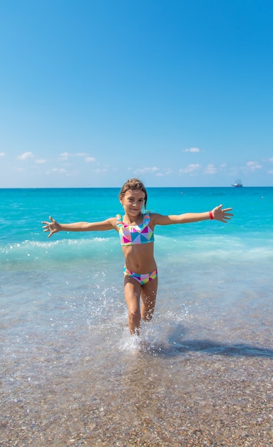 Enfant fille à la mer. Mise au point sélective.