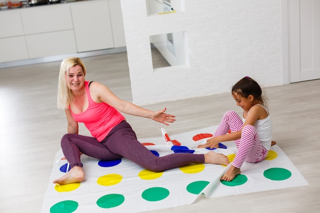 enfant fille et mère jouant ensemble à la maison